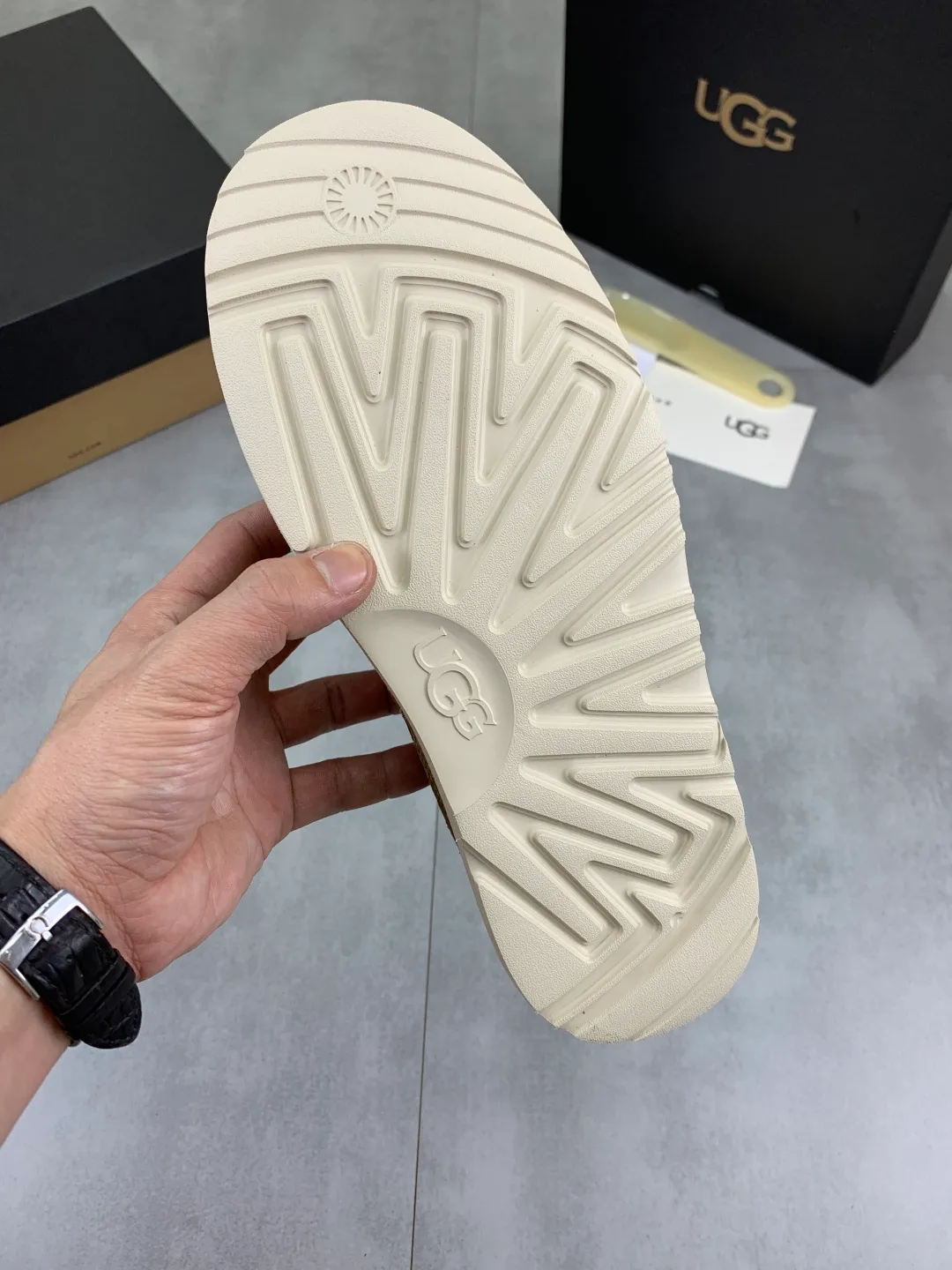 Men's men's shoes 💰P580 [New style] hot style 💰 versatile casual slip-on fur shoes 🆘 "Real Wool" [UGG] 👉 hot style men's shoes official website synchronization 🔰 quality [proud] is not comparable to the imitations in the general market 🌀 The upper is imported Italian frosted calfskin, and the lining: foot pad 🅰️ grade 🐑 real wool 👻 Only Grade A can show the effect The hand feels smooth and delicate 🔱The shoe shape is grand, only the factory can achieve it 🎄The perfect toughness of the original outsole 👻⬛️ can allow customers to bid farewell to one-time consumption. Real wool lining, super warm. Available in black or brown. Size: 39-44